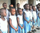 Kinder in Schuluniform